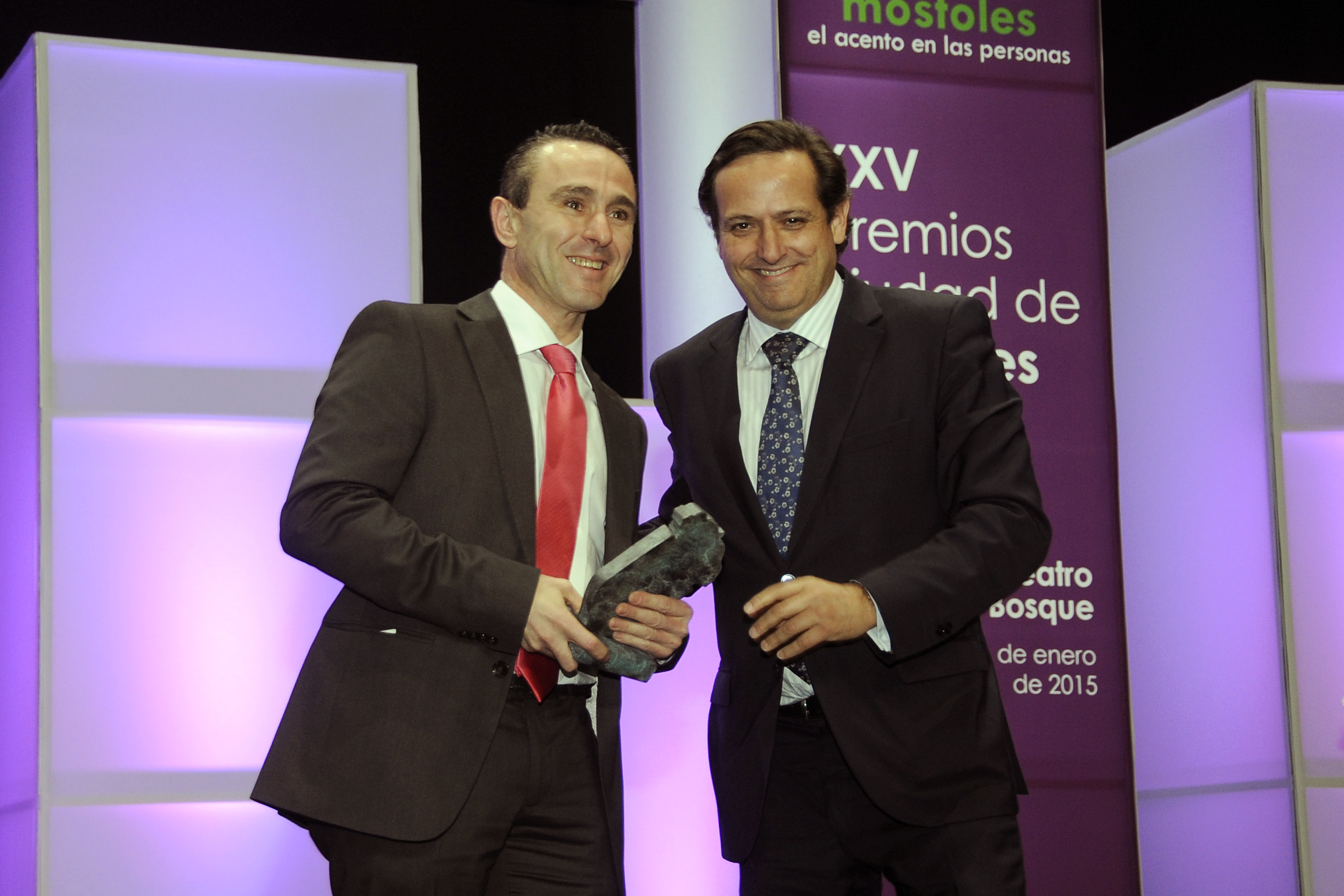 Manuel Sánchez recibiendo el premio